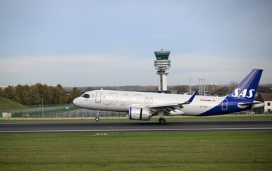 Zrakoplov promašio pistu, piloti kočili pri 200 km/h