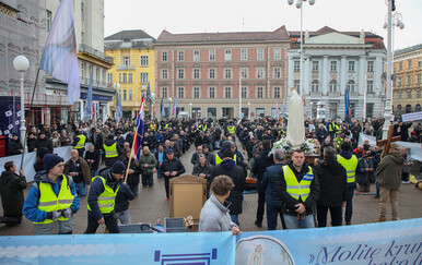 Molitelji opet klečali u Zagrebu i Rijeci, nasuprot njih stali prosvjednici