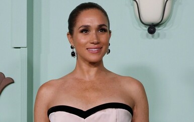 Meghan Markle ukrala pažnju u ružičastoj haljini s dramatičnim crnim šlepom