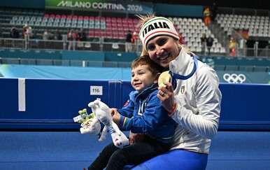 VIDEO Lijepa Talijanka osvojila zlato pa na intervju povela sinčića: Evo zašto je to bila jako loša ideja!