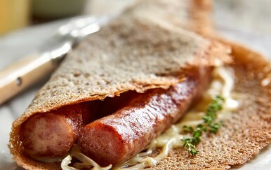 Omiljeno jelo francuskih navijača: Recept za kobasice u palačinkama koje se jedu na stadionima