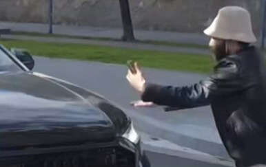 Šokantna snimka iz Barcelone: Dani Olmo skoro pregazio navijača