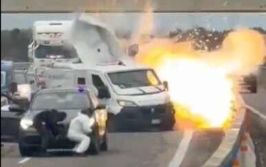 VIDEO Filmska pljačka: Zapalili vozilo i blokirali cestu, a onda je nastao kaos