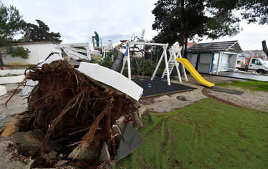Stablo se strušilo i palo na dječje igralište