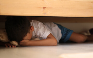 Odgajatelj iz Engleske proglašen krivim za silovanje i seksualni napad na petero mališana