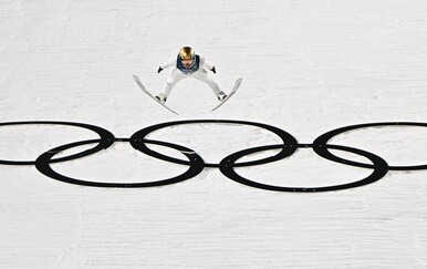 FOTO Na olimpijskom natjecanju skijaških skokova ukazala se - zastava Jugoslavije!