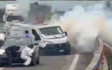 VIDEO Novi detalji drame na cesti : Napadači glumili policiju, bacili čavle i eksploziv, a onda su izvadili kalašnjikove