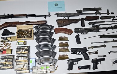43-godišnjaku zaplijenjeno ilegalno oružje: Policija pronašla automatske puške, pištolje i stotine komada streljiva