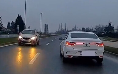 VIDEO Nesreća za dlaku izbjegnuta: Vozio u krivom smjeru i skoro naletio na drugi automobil