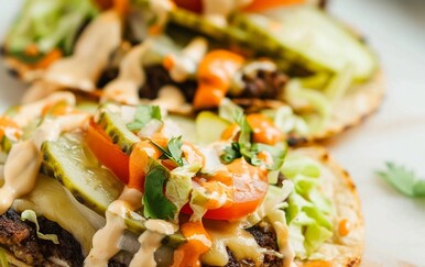 Meksičke "mazalice": Recept za neodoljivi smash burger u tortilji