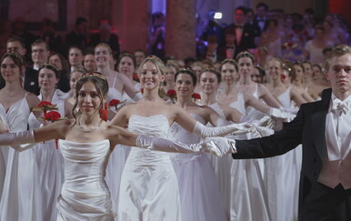 Stroga pravila odijevanja, zabava i mnogo valcera: Vodimo vas na najveći bal u Beču!