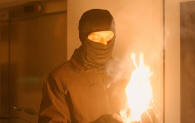 Kumovi: ANKETA: Tko je naručio da se zapali hotel Macan?