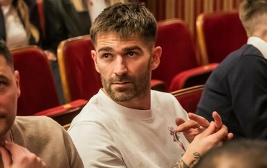 Marko Livaja stigao u kazalište bez Iris i u društvu bivšeg suigrača