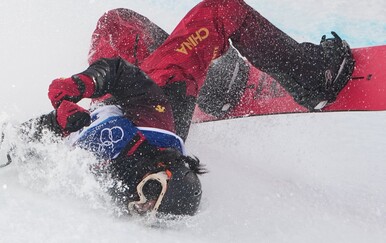 VIDEO Težak pad kineske olimpijke! Nepomično je ležala, tribinama se prolomila tišina