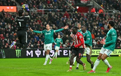 VIDEO Van Dijk pogodio za minimalnu pobjedu Redsa, Enda iznijeli na nosilima