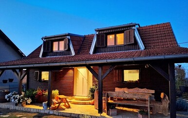 20 minuta od Zagreba: Na prodaju drvena ljepotica s prostranim vrtom