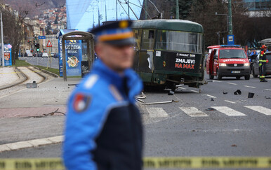 Snimljen trenutak iskakanja tramvaja iz tračnica u Sarajevu
