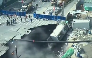 VIDEO Jeziv prizor puknuća ceste: U sekundi se stvorila golema rupa, ljudi bježali u nevjerici