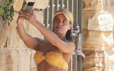 Holly Young uhvaćena na plaži: U žutom badiću snimala selfie u hladu stijena