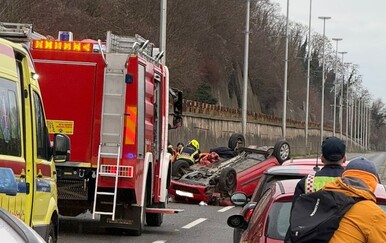 Sudar dvaju automobila u Zagrebu, vatrogasci spašavali unesrećenu osobu