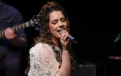 Ana Uršula Najev zablistala u Zagrebu: Zvijezda "Kumova" održala emotivni koncert i oduševila u neobičnoj providnoj haljini