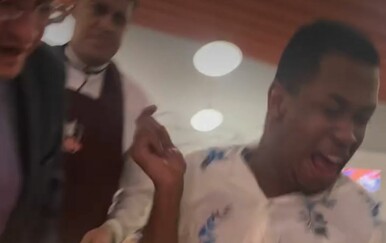 To se zove iznenađenje! Za rođendan ga toliko prestrašili da je pao sa stolca