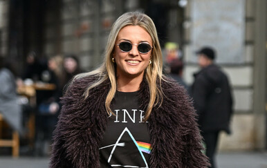 Ulična moda Zagreb u plisiranoj suknji i nabranim čizmama