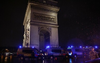 Policija pucala na naoružanog muškarca kod Slavoluka pobjede u Parizu