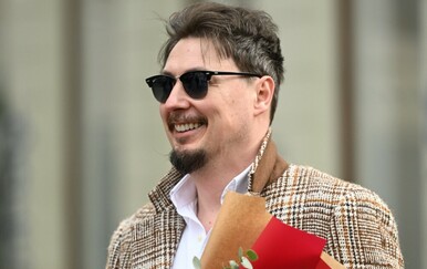 Igor Šeregi prošetao špicom s buketom ruža u rukama