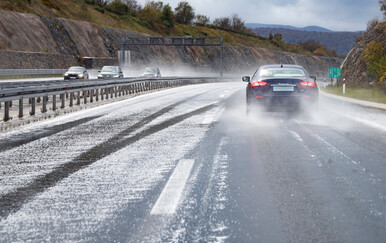 Puše snažna bura, u Lici pada snijeg: Zatvoreni dijelovi autocesta, objavljeno upozorenje