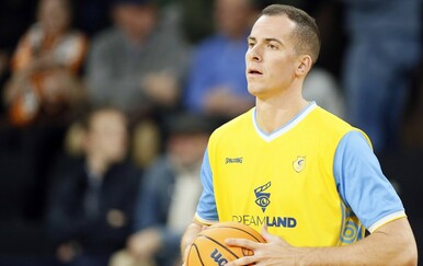 Užasne scene: Košarkaš pao i doživio težak lom noge, njegovi jauci odjekivali dvoranom!