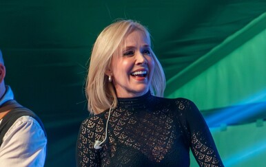 Jelena Rozga u prozirnoj mini haljini i Jimmy Choo sandalama