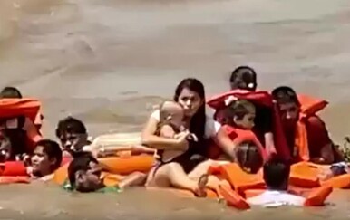 Dvoje poginulih u užasnoj nesreći, među njima i djevojčica (3): Potonuo turistički brod, traga se za nestalima