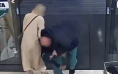 VIDEO Najgora noćna mora svakog roditelja: Majka s djevojčicom (1) izlazila iz trgovine, a onda je on zgrabio dijete