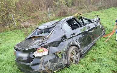 Pijan autom sletio na oranicu kod Svilaja pa se višestruko prevrnuo