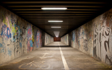 Četiri maloljetnika napala vršnjaka: Pretukli ga u pothodniku, oglasila se policija