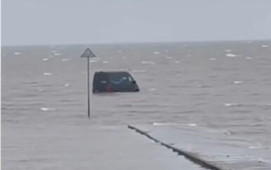 VIDEO Slijedio GPS pa završio u smrtonosnom blatu: Amazonov kombi nasukao se na jednoj od najopasnijih ruta u Britaniji