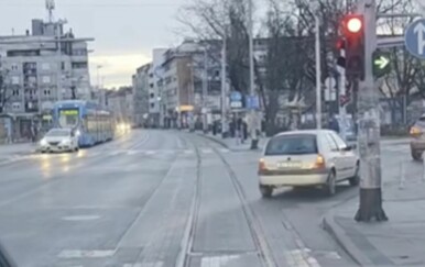 Zanimljiv rad semafora u Zagrebu nasmijao društvene mreže! "Nije ni čudo što prolaze na crveno"