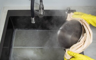 Zašto nikad ne biste trebali izlijevati kipuću vodu u kuhinjski sudoper?