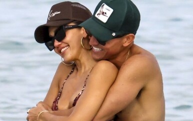 Jessica Alba s mlađim glumcem razmjenjivala strasti na plaži nakon razvoda