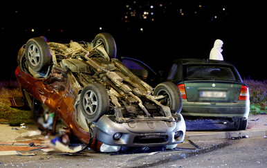 Teška nesreća u Novom Zagrebu, automobil završio na krovu