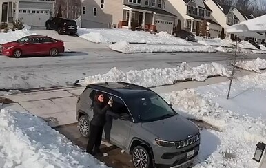 Promatrala kako snijeg pada s krova, a onda je shvatila da je u nevolji…