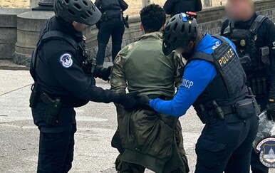 Naoružan sačmaricom potrčao prema Kapitolu: Policija otkrila što je pronašla u njegovu vozilu