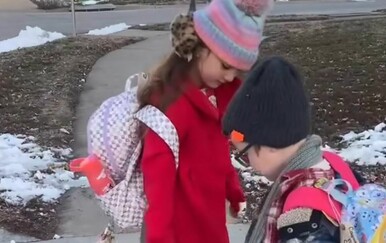 "Definitivno su brat i sestra": Preslatka snimka nasmijala roditelje