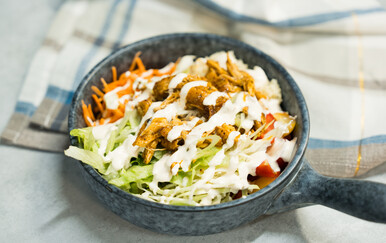 Okus roštilja, bez roštilja: Trgana piletina u dimljenoj marinadi gotova za desetak minuta