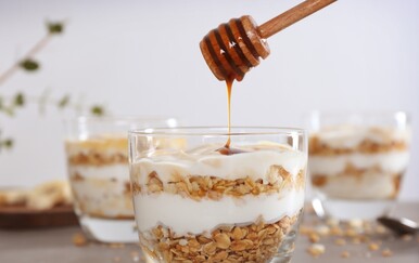 Kombinacija meda i jogurta