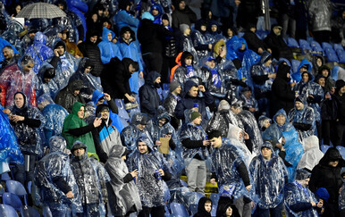 Navijači Dinama unatoč kiši nisu odustali: Niti kabanice nisu puno pomogle