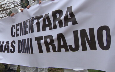 Građani prosvjedovali pred tvornicom cementa u Puli: "Instalirao sam mjernu stanicu da znam smijem li otvoriti prozor"