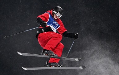 FOTO Kvalifikacije prekinute: Kanadsku skijašicu odvezli na nosilima poslije zastrašujućeg pada