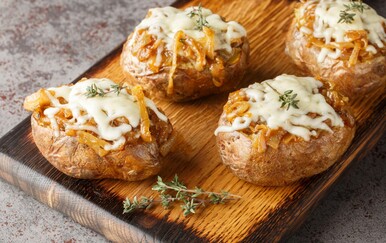 Zapečeni kumpir s lukom: Recept koji dokazuje da je za sprektakl potrebno malo